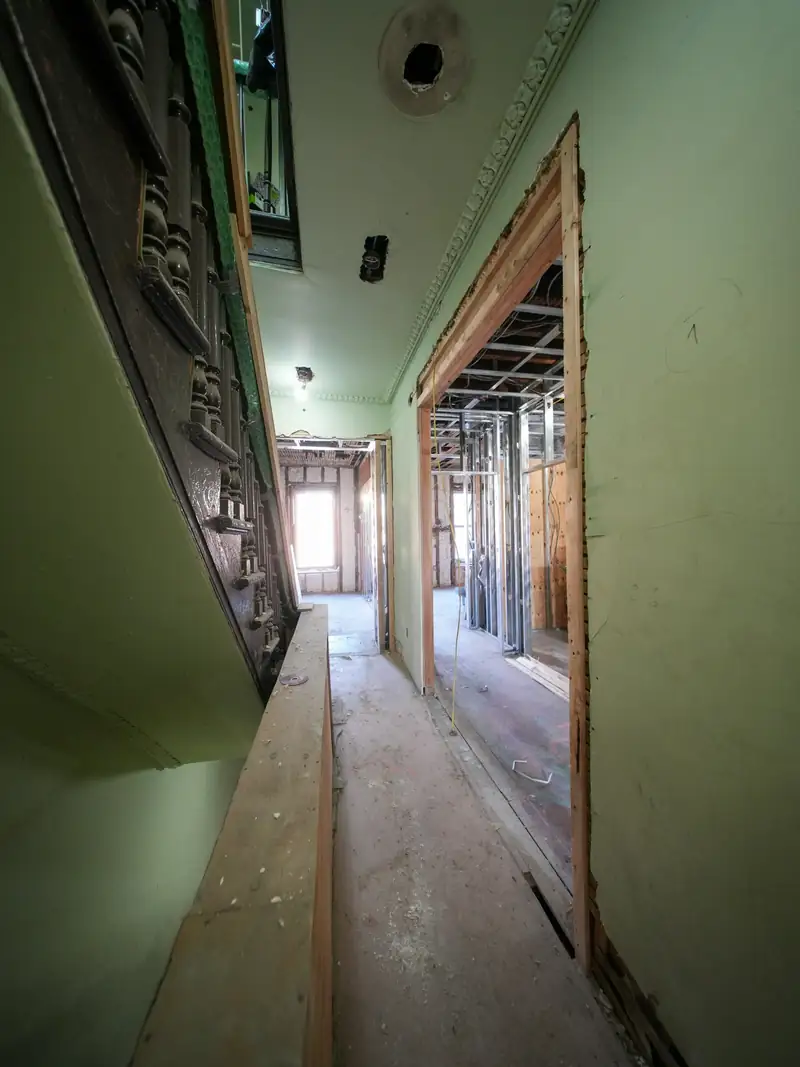 Couloir en travaux : montants apparents et encadrements de portes