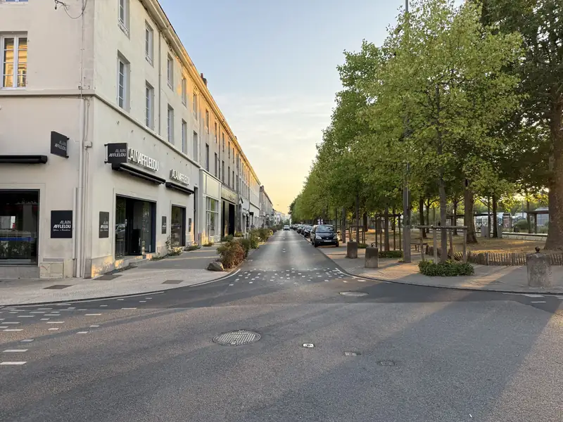 Façades d’immeubles anciens alignés le long de la place Napoléon, à La Roche-sur-Yon
