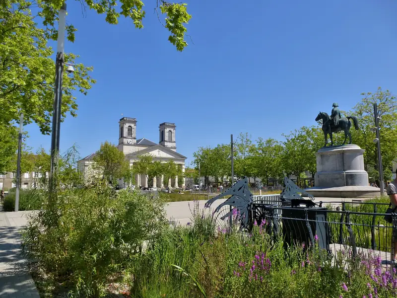 La place Napoléon à La Roche-sur-Yon : la statue équestre et, au fond, l’église Saint-Louis