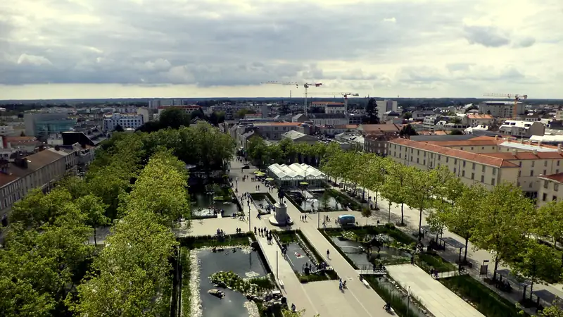 La place Napoléon vue depuis l’église Saint-Louis : le tracé régulier de la ville se lit d’en haut
